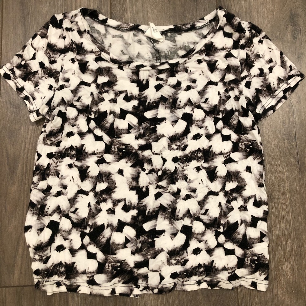 B&W Flower Top w/ backside slit (COMFY&STRETCHY)